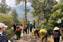 Công an Lào Cai chung sức đổ bê tông, làm đường cùng người dân