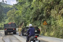 Đường Quốc lộ 4E sụt lún, xe từ 3 trục trở lên tạm thời không đi qua