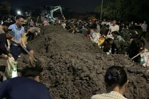 Quân và dân Bắc Ninh trắng đêm đắp đê ngăn lũ 