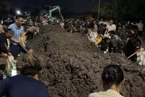 Quân và dân Bắc Ninh trắng đêm đắp đê ngăn lũ 