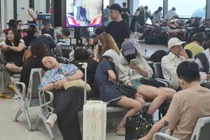 Bão số 11 gây mưa lớn, nhiều hành khách vạ vật chờ ở sân bay Nội Bài