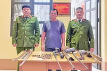 Người dân ở Bắc Ninh tự giác giao nộp súng đạn cho Công an
