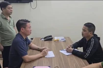 Thiếu tướng Nguyễn Minh Tuấn - Giám đốc Công an tỉnh Phú Thọ, trực tiếp lấy lời khai đối tượng Vũ Phương Nhung (Ảnh: Công an cung cấp).