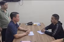 Thiếu tướng Nguyễn Minh Tuấn - Giám đốc Công an tỉnh Phú Thọ, trực tiếp lấy lời khai đối tượng Vũ Phương Nhung (Ảnh: Công an cung cấp).