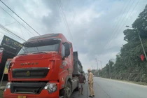 CSGT Hà Nội tăng cường xử lý xe quá tải trên tỉnh lộ 414