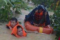 Hình ảnh lực lượng cảnh sát cứu hộ, cứu nạn ứng cứu người dân Đồng Kỳ ra khỏi khu vực nước lũ cô lập gây xúc động.