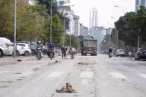 CSGT Hà Nội xử phạt 3 tài xế xe tải làm rơi vãi đất thải xuống đường 