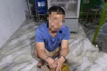 Kiểm tra người đàn ông nghi vấn, Công an phát hiện 7,3 kg pháo nổ 