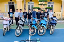 Nhóm thanh thiếu niên mang hung khí cướp biển số xe 