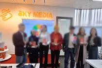 Hà Nội bắt ổ nhóm lừa đảo bằng chiêu lôi kéo người dân mua điện thoại giá cao