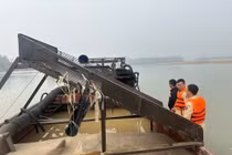 CSGT phối hợp bắt giữ 2 thuyền khai thác cát trái phép trên sông Lam