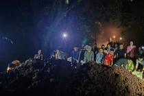 Xúc động quân và dân trắng đêm giữ đê ở Bắc Ninh