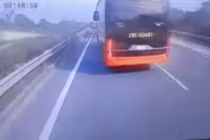 Tài xế xe khách bị phạt 5 triệu vì vượt ẩu trên cao tốc