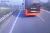 Tài xế xe khách bị phạt 5 triệu vì vượt ẩu trên cao tốc