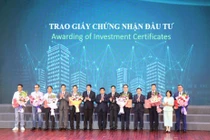 Tỉnh Bắc Ninh trao giấy chứng nhận đầu tư cho các doanh nghiệp thực hiện dự án trên địa bàn.