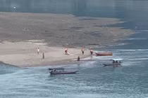 Cảnh sát tìm kiếm thi thể nam thanh niên nghi nhảy cầu Hữu Nghị