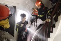 Cứu người phụ nữ mắc kẹt trong căn nhà cao tầng bị cháy ở Hà Nội