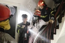 Cứu người phụ nữ mắc kẹt trong căn nhà cao tầng bị cháy ở Hà Nội