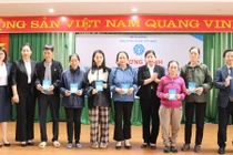 Bắc Ninh tặng thẻ bảo BHYT cho người dân có hoàn cảnh khó khăn