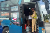 Cảnh sát giao thông tước phù hiệu 28 xe vận tải hành khách vi phạm