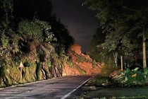 Sạt lở lớn chia cắt Quốc lộ 4D tại Lào Cai