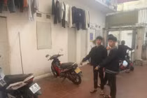 Hai thanh niên đầu trần đi xe máy, Công an kiểm tra phát hiện bất ngờ