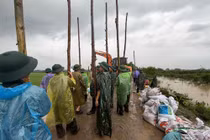 Hàng trăm người khẩn trương khắc phục sạt trượt đê bối ở Bắc Ninh