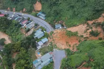 Sạt lở nghiêm trọng vùi lấp 3 ngôi nhà ở Lào Cai