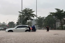 Nhiều tuyến đường ở Bắc Ninh ngập nặng, các phương tiện không thể đi qua