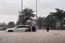 Nhiều tuyến đường ở Bắc Ninh ngập nặng, các phương tiện không thể đi qua