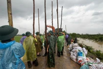 Hàng trăm người khẩn trương khắc phục sạt trượt đê bối ở Bắc Ninh