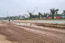 Hà Nội: Xe chở đất từ dự án chung cư HH-2 rơi vãi xuống đường