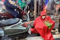 CSGT Hà Nội và người dân vây bắt tên cướp xe máy giữa phố