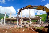 Cận cảnh tháo dỡ nhà rông tiền tỷ ở Gia Lai