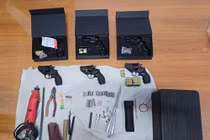 Công an bắt đối tượng vận chuyển súng quân dụng đi tiêu thụ