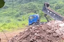 Khởi tố đối tượng đổ trái phép hơn 360 tấn chất thải xây dựng ra môi trường