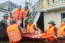 Quân đội, Công an Bắc Ninh nỗ lực đắp đê, di dời dân đến nơi an toàn