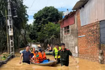 Xúc động hình ảnh lực lượng vũ trang Bắc Ninh dầm mưa lũ cứu dân