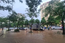 Đường Võ Chí Công ngập nặng, người dân di chuyển khó khăn sau giờ tan tầm