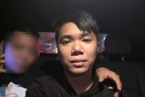 Dùng dao khống chế nhân viên cửa hàng điện thoại cướp tài sản