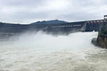 Đóng 1 cửa xả đáy Thủy điện Hòa Bình