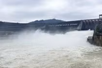 Đóng 1 cửa xả đáy Thủy điện Hòa Bình