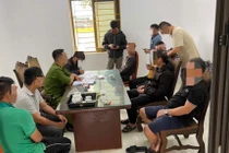 Bắt quả tang 12 đối tượng sát phạt nhau trên chiếu bạc