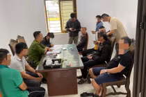 Bắt quả tang 12 đối tượng sát phạt nhau trên chiếu bạc