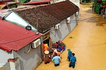 Chính quyền, lực lượng chức năng khẩn trương hỗ trợ nhân dân vùng bị chia cắt di chuyển tài sản đến nơi an toàn.