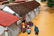 Chính quyền, lực lượng chức năng khẩn trương hỗ trợ nhân dân vùng bị chia cắt di chuyển tài sản đến nơi an toàn.