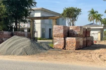 Tương tự, đối với các bãi VLXD tập kết nhan nhản ngay lề đường Tây Tựu (trước cổng Trường Tiểu học Tây Tựu A) cũng không có dấu hiệu di dời, vẫn chất đống sỏi, gạch ngổn ngang.