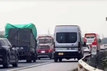 Cục CSGT mạnh tay xử lý ô tô khách đi vào làn dừng xe khẩn cấp