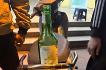 Đi xe máy vi phạm, rút hai vỏ chai thủy tinh ném vào Công an