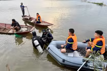 Công an Bắc Ninh lặn trong nước lạnh tìm kiếm 2 nạn nhân đuối nước